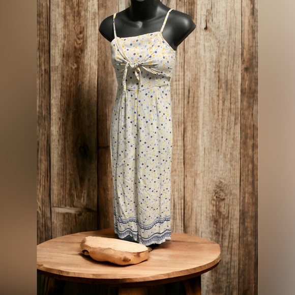 Tilii delightful jumpsuit with sheered back , adjustable straps ,cross over tie - Picture 3 of 7